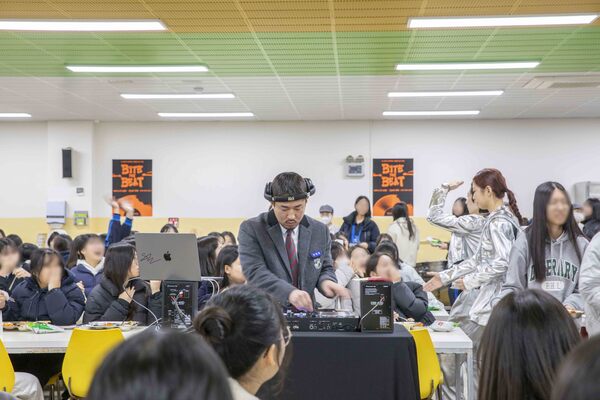 아워홈은 고3 수험생들을 격려하기 위해 학생 식당에서 바이트더비트 캠페인을 전개했다. 식당 고정관념을 깨고 DJ 라이브존을 꾸리는 등 문화적 체험 공간으로 변화시켰다. /아워홈