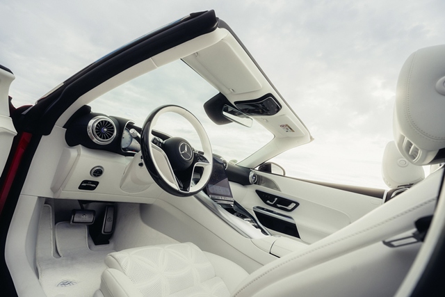 메르세데스-벤츠코리아는 마이바흐 라인업의 네 번째 모델이자 브랜드 최초의 오픈톱 2인승 로드스터 디 올-뉴 메르세데스-마이바흐 SL을 출시했다고 21일 밝혔다. 디 올-뉴 메르세데스-마이바흐 SL_인테리어. /벤츠코리아