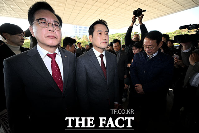 정치권 일각에서는 국민의힘 분당 필요성까지 제기되고 있다. 사진은 국민의힘 지도부와 소속 의원 40여 명이 11일 오전 서울 서초동 대검찰청을 항의 방문하는 모습. 왼쪽부터 송언석 국민의힘 원내대표, 장동혁 대표. /박헌우 기자