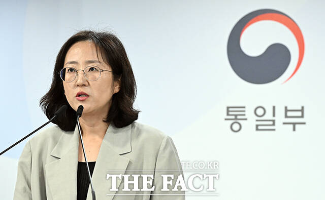 장윤정 통일부 부대변인(사진)은 21일 정부서울청사에서 열린 정례브리핑에서 김정은 북한 국무위원장의 잇단 내치 행보와 관련해 연말 당 전원회의 및 9차 당대회를 앞둔 상황에서 국가경제발전 5개년 계획의 성과를 결속하는 차원으로 보고 있다고 밝혔다. /임영무 기자