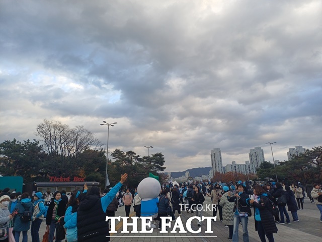 서울 콘서트는 세 번째 지역 투어지만 서울이라는 상징성과 규모 덕분에 팬들의 기대감은 어느 때보다 높다. 인천과 대구 공연을 거치며 한층 무르익은 영웅 열기는 다음주까지 정점을 찍을 전망이다. /강일홍 기자