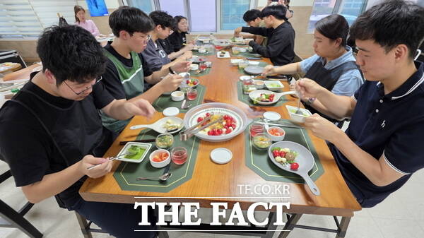 대전과학교등학교 사제동행 쿠킹클래스 수업 모습. /정예준 기자