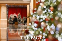  '반짝반짝' 연말 분위기로 단장한 롯데호텔 [포토]