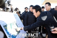  김민석 총리, 직매립 금지 갈등 겪는 수도권매립지 점검 [TF사진관]