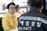  인천항 해상관제센터 업무 보고 받는 김민석 총리 [포토]