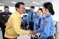  VTS 관제사 격려하는 김민석 국무총리 [포토]