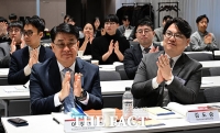  학술대회에서 박수치는 이정렬 개인정보위 부위원장과 김도승 회장 [포토]