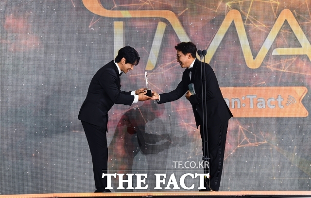 탁재훈의 스토리가 특별한 이유는 단순한 스타의 성공기를 넘어, 실패와 시련을 딛고 성장한 인간적인 면모를 보여줬기 때문이다. 사진은 2021년 더팩트 뮤직어워즈(TMA) 당시 시상자로 나선 탁재훈(오른쪽). /더팩트 DB