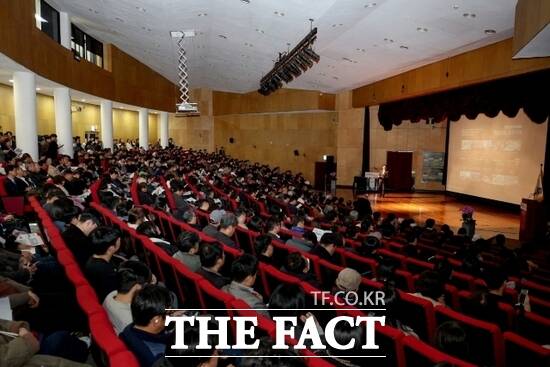 고양시가 지난 21일 고양시 민방위교육장 개최한 ‘2040 고양 도시기본계획 수립을 위한 주민공청회’에 참석한 600여 명의 시민들이 향후 20년 동안의 미래를 그려보고 있다. /고양시