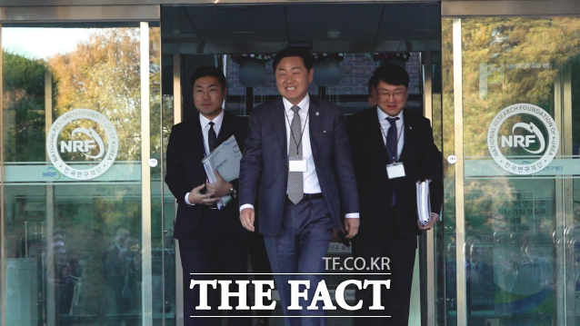 21일 한국연구재단 대전청사에서 1조 2000억 원 규모의 인공태양(핵융합) 연구시설 유치를 위한 최종 발표평가가 열린 가운데 김관영 전북도지사가 직접 비공개 PT 발표자로 나서 발표를 마치고 환한 표정으로 청사를 나오고 있다. /전북도