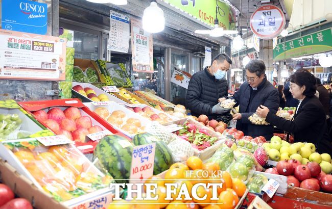 22일 2025 하반기 경기살리기 통큰세일 개막식을 마친 김동연 경기도지사가 의정부제일시장에서 장을 보고 있다. /경기도