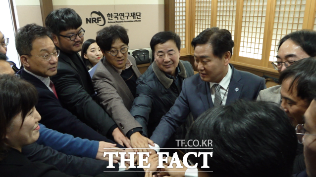 21일 한국연구재단 대전청사에서 1조 2000억 원 규모의 인공태양(핵융합) 연구시설 유치를 위한 최종 발표평가가 열린 가운데 김관영 전북도지사가 직접 비공개 PT 발표를 앞두고 도청 관계자들과 성공적 발표를 기원하며 단합을 다지고 있다. /전북도