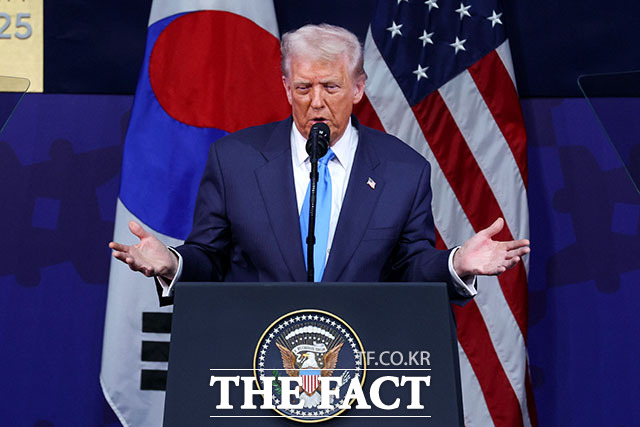 도널드 트럼프 미국 대통령이 우크라이나를 향해 종전안 수용을 압박했다. 사진은 지난달 29일 도널드 트럼프 미국 대통령이 경북 경주 예술의전당에서 열린 2025 아시아태평양경제협력체 최고경영자 서밋(APEC CEO SUMMIT)에 참석해 연설을 하고 있는 모습. /APEC 2025 KOREA
