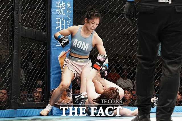 이예지가 2025년 5월 일본 도쿄 DEEP 125 Impact에서 전 여자 아톰급 챔피언 오시마 사오리를 상대하고 있다. /KMMA