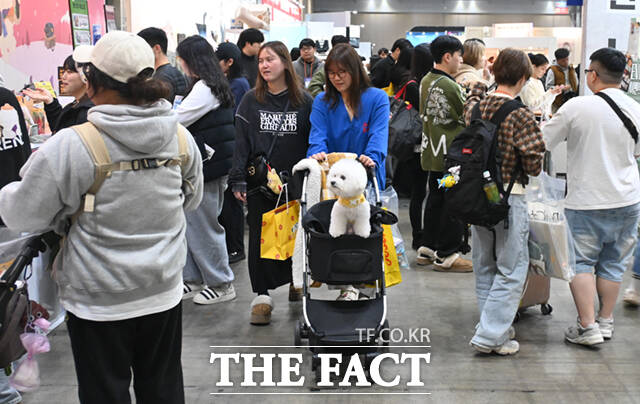 국내 최대 규모의 반려동물산업박람회 '2025 메가주(MEGAZOO) 일산'이 경기 고양시 킨텍스 제1전시장에서 열린 가운데, 박람회를 찾은 한 반려견이 간식봉투를 입에 문 채 부스를 둘러보고 있다. /고양=이새롬 기자