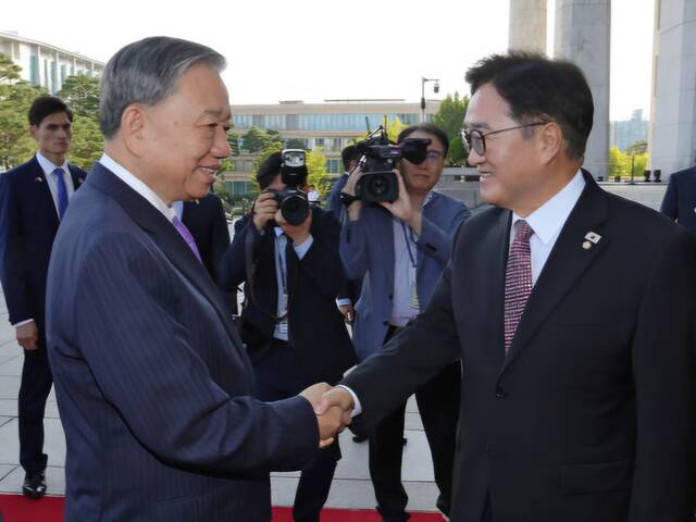 우원식 국회의장이 지난 8월12일 서울 여의도 국회에서 또 럼(To Lam) 베트남 당서기장을 영접하고 있다.  /뉴시스