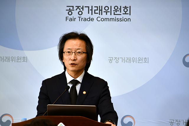 주병기 공정거래위원장은 21일 금산분리 관련해서는 논의가 다양한 시각에서 이뤄져야 하는데, 너무 한쪽 측면에서 민원성 논의가 주를 이루는 것 같아 상당히 불만스럽다고 밝혔다./공정거래위원회