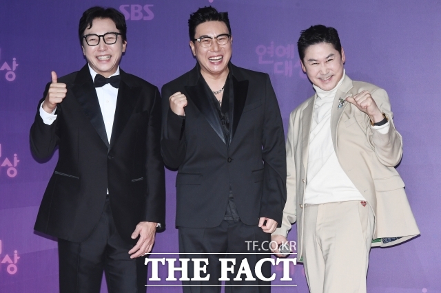 객관적 기준으로보만 보면 탁재훈은 올해도 가장 돋보이게 활약한 방송연예대상 대상감이다. 사진은 탁재훈이 2023 SBS 연예대상 당시 레드카펫 포토월에서 이상민 신동엽(왼쪽부터)과 포즈를 취하고 있다. /더팩트 DB