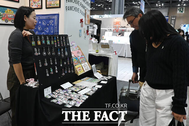 국내 최대 규모의 반려동물산업박람회 '2025 메가주(MEGAZOO) 일산'이 경기 고양시 킨텍스 제1전시장에서 열린 가운데, 박람회를 찾은 한 반려견이 간식봉투를 입에 문 채 부스를 둘러보고 있다. /고양=이새롬 기자