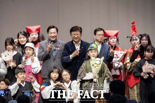 최충규 대덕문화관광재단 이사장(사진 두 번째 줄 왼쪽 네 번째)과 ‘2025 꿈의 극단 대전 대덕구’ 단원 및 관계자들이 정기공연을 마친 후 기념 촬영을 하고 있다. /대전 대덕구