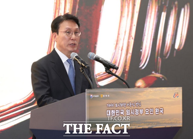 김 총리는 23일 오후 서울 강서구 김포공항에서 열린 광복 80주년 대한민국 임시정부 요인 환국 재현 행사에 정부 대표로 참석해 선열들께서 조국 땅을 다시 밟으며 다졌던 결연한 각오처럼, 우리도 조국의 미래를 위해 책임을 다하겠다고 다짐하는 자리라고 밝혔다. /뉴시스