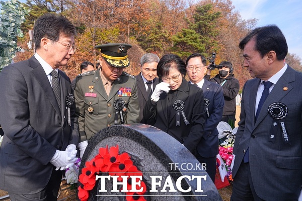 23일 국립대전현충원에서 개최된 제15주년 연평도포격전 전투영웅 추모 및 전승기념행사에서 안규백 국방부 장관이 전사자 묘역 참배 이후 유가족에게 위로를 전하고 있다. /해병대사령부