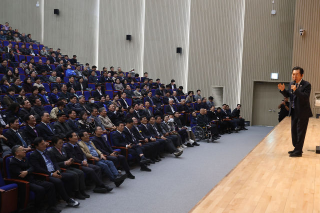 정청래 더불어민주당 대표가 22일 전남 나주 한국에너지공대 대강당에서 열린 ‘APEC 국민성과보고 및 전남 미래전략 특별강연’에서 강연을 진행하고 있다. /더불어민주당 전남도당