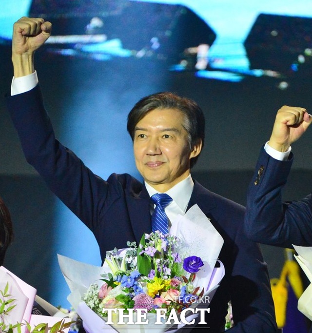 23일 충북 청주 오스코에서 열린 조국혁신당 2025전국당원대회에서 조국 신임 당대표가 꽃다발을 들고 기념 촬영하고 있다. /뉴시스