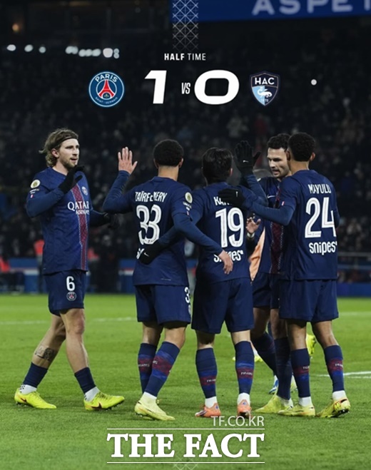 PSG의 이강인이 23일 르아브르와 프랑스 리그1 13라운드 홈경기에서 리그 첫골을 터뜨렸다. 이강인의 선제골에 힘입어 전반을 1-0 리드로 마친 PSG 선수들//PSG