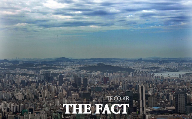 기상청에 따르면 24일은 전국에 구름이 많이 끼겠다. 수도권과 충청권 일부 지역에서는 약한 비가 내리겠다. /장윤석 기자