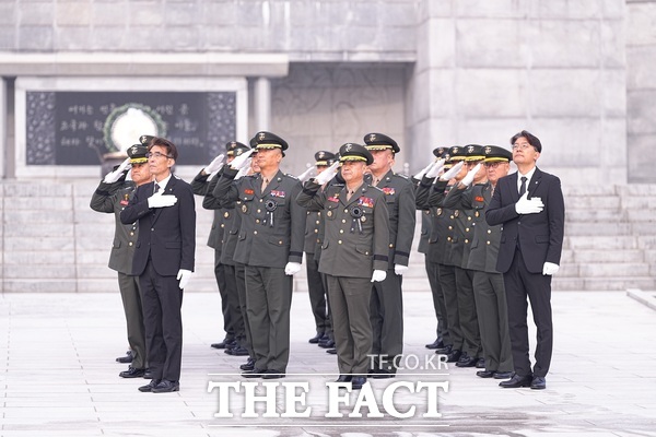 23일 국립대전현충원에서 개최된 제15주년 연평도포격전 전투영웅 추모 및 전승기념행사에 앞서 주일석 해병대사령관이 대전현충원 현충탑을 참배하고 있다. /해병대사령부