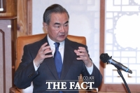  왕이 中 외교부장 '일본 군국주의 부활, 결코 허용 안 해'