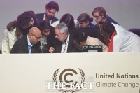  유엔기후총회, '화석연료' 언급 빠진 합의문…폐막도 밀려