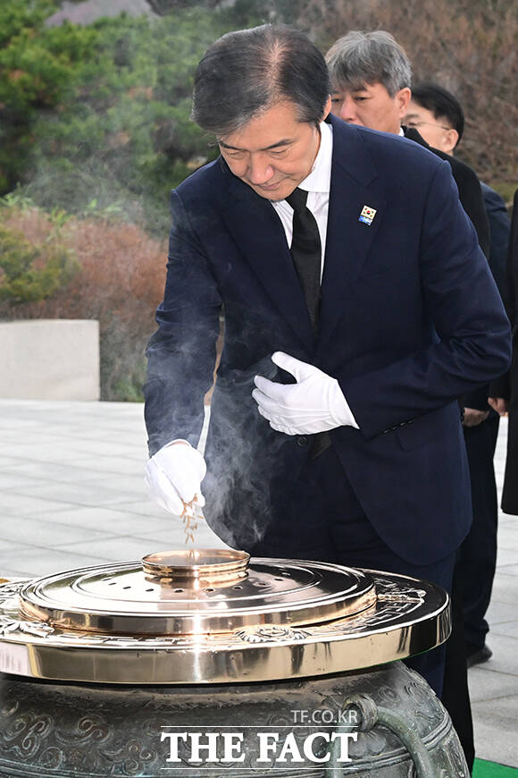 이날 당권을 다시 잡은 조국 대표는 현충탑 참배를 마친 후 '국민의 하루를 책임지는 정치로 행복이 권리가 되는 나라를 만들겠다'고 방명록을 남겼다.
