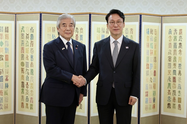 김민석 국무총리(오른쪽)는 24일 한일 간 민간 협력 기구인 한일·일한협력위원회 일본 측 대표단을 만나 “정부간 협력뿐 아니라 정계 및 민간 차원의 교류도 중요하다”고 밝혔다. /국무총리실