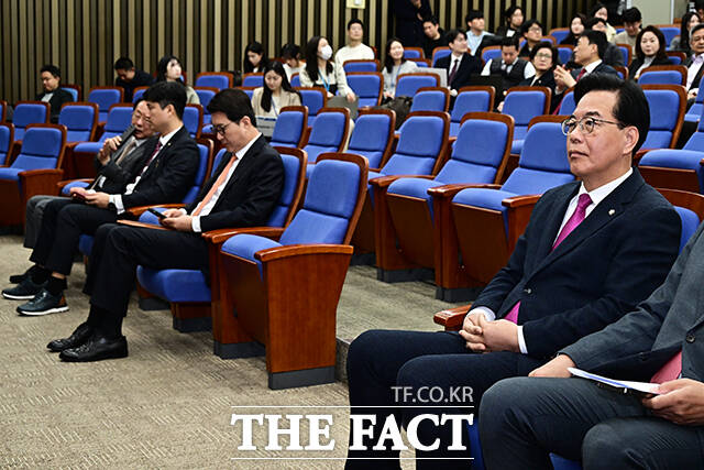 송언석 국민의힘 원내대표가 24일 오전 서울 여의도 국회에서 열린 의원총회에 참석해 모두발언을 하고 있다. /국회=배정한 기자