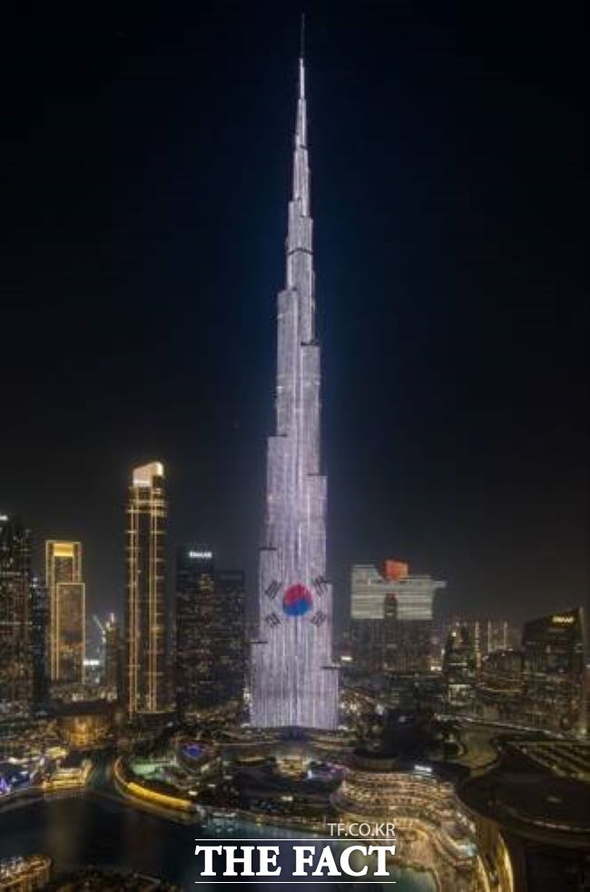 UAE 두바이의 초고층 빌딩 부르즈 칼리파 외벽에 태극기 조명이 점등돼 있다. /대통령실