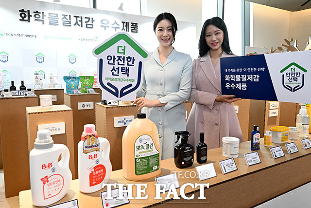 화학물질저감 우수제품 공개 행사가 24일 오전 서울 용산구 서울드래곤시티에서 열린 가운데 모델들이 화학물질저감 우수제품을 소개하고 있다. /남용희 기자