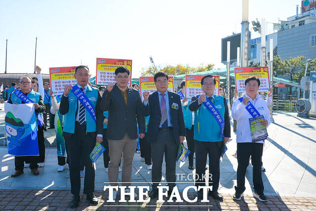 2026여수세계섬박람회 범시민준비위원회가 22일 이순신광장 주변에서 숙박·교통·음식·청결 4대 실천 시민운동 캠페인을 펼치고 있다. /여수시