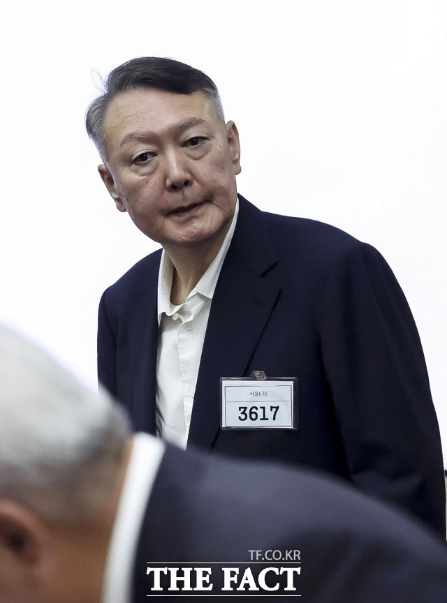 윤석열 전 대통령이 지난 9월 서울 서초구 서울중앙지방법원에서 열린 특수공무 집행 방해, 직권남용 권리행사 방해 혐의 첫 재판에 출석하고 있다./사진공동취재단