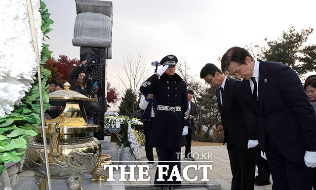 고 김영삼 전 대통령의 묘역 참배하는 조국 대표.