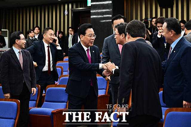 송언석 국민의힘 원내대표가 24일 오전 서울 여의도 국회에서 열린 의원총회에 참석해 모두발언을 하고 있다. /국회=배정한 기자