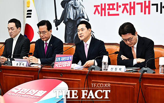 국민의힘은 12·3 비상계엄 1년을 앞두고 강경 대여 투쟁으로 지지층 결집에 몰두하고 있다. 사진은 장동혁 국민의힘 대표가 24일 오전 서울 여의도 국회에서 열린 최고위원회의에 참석해 모두발언을 하고 있는 모습. /배정한 기자