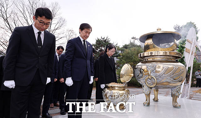 고 김영삼 전 대통령의 묘역 참배하는 조국 대표.