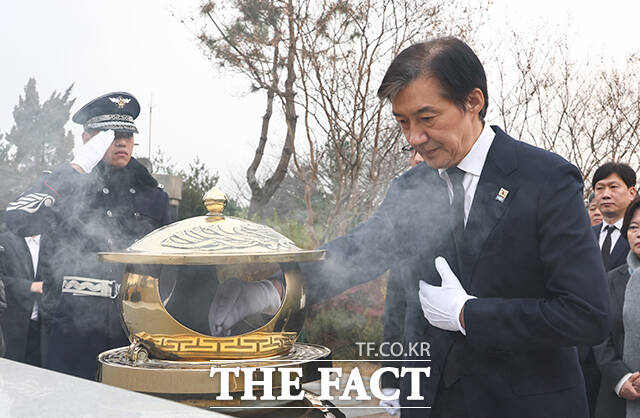 더불어민주당이 조국 조국혁신당 대표의 교섭단체 요건 완화 등을 포함한 정치개혁 요구를 사실상 외면하는 모습이다. 24일 오전 서울 동작구 국립서울현충원 내 김대중 전 대통령 묘역을 찾아 분향을 하는 조국 신임 대표. /남윤호 기자