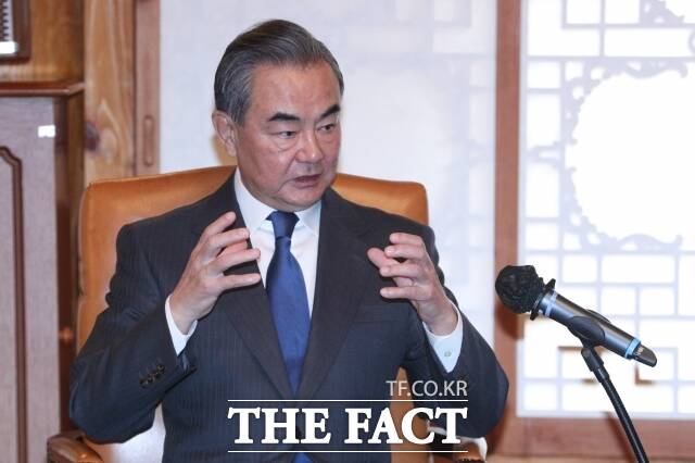 한국이 외교적 딜레마에 놓인 상황에서 중일 갈등은 장기화될 가능성이 높다는 전망이다. 사진은 왕이 중국공산당 중앙정치국 위원 겸 외교부장. /더팩트DB