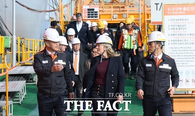 김희철 한화오션 대표이사(앞줄 왼쪽 첫 번째)가 멜라니 졸리 캐나다 산업부 장관(앞줄 가운데)에게 한화오션 거제사업장의 특수선 안벽에 대해 설명하고 있다. /한화오션