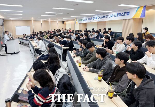 건양대 의과대학이 21일 대전캠퍼스 명곡의학관에서 의과대학 재학생들의 체계적인 진로 탐색을 지원하기 위한 참(CHARM)키움 진로 페스티벌을 성공적으로 개최했다. 구훈섭 건양대 의과대학장이 인사말을 하고 있다. /건양대병원