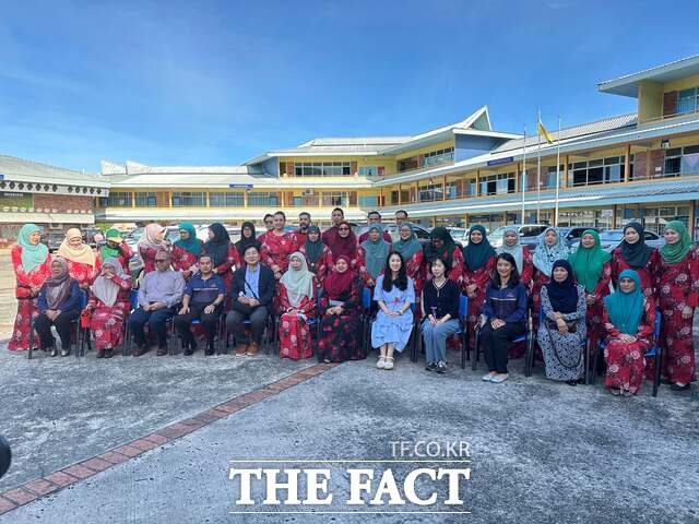 조진형 대전시교육청 중등교육과장과 APEC국제교육협력원 담당자 등이 브루나이 중등학교를 방문해 브루나이 전통 의상을 착용한 교원들과 함께 기념촬영을 하고 있다. /대전교육청