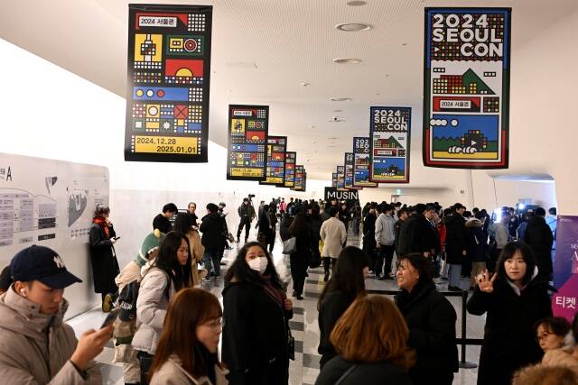 서울시는 올해 서울 윈터페스타를 상시 가동형 프로그램 구조로 전환했다. 사진은 지난해 열린 서울콘의 복도 전경. /서울시